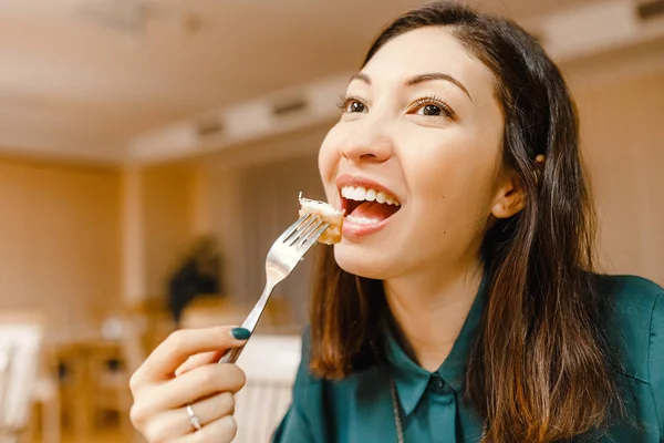 Mujer joven comiendo en el restaurante — Foto de Stock