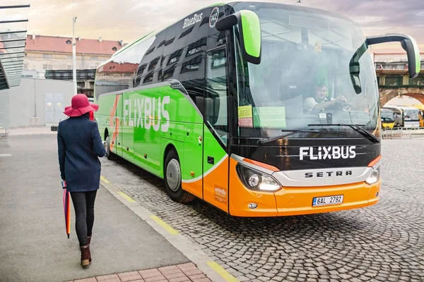 Prosince 2017, Praha, Česká republika: Dívka, kterou cestující v klobouku jde na nástup do autobusy Flixbus na autobusovém nádraží — Stock fotografie