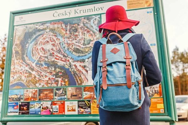Aralık 2017, Cesky Krumlov, Çek Cumhuriyeti: harita Cesky Krumlov içinde bakarak genç güzel kız Gezgin