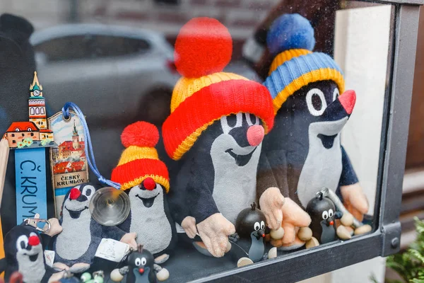 December 2017, Český Krumlov, Czech Republic: Den berömda tjeckiska seriefiguren Krtek mullvad i en souvenirbutik är till försäljning — Stockfoto