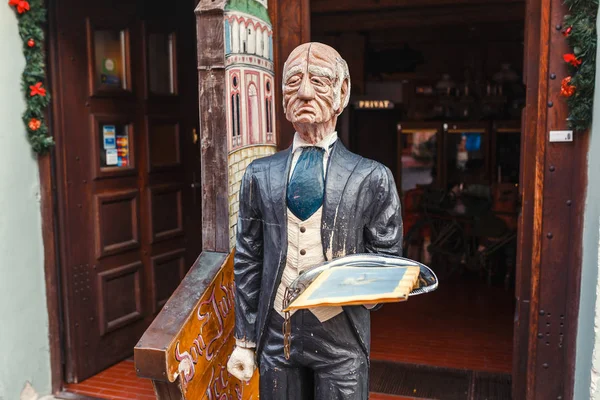 Aralık 2017, Cesky Krumlov, Çek Cumhuriyeti: Komik ahşap heykel bir eski uşak ya da garson bir restoranın girişinde