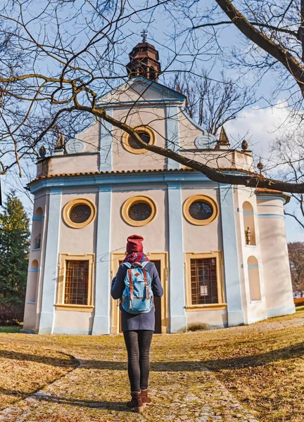 Счастливая молодая женщина путешественник с рюкзаком наслаждаясь прекрасным видом на знаменитый город Чески Крумлов в Чешской Республике — стоковое фото