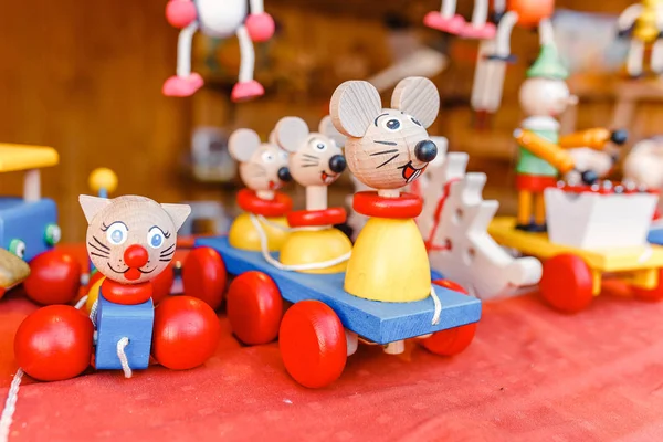 Juguetes educativos de madera en la tienda en venta — Foto de Stock