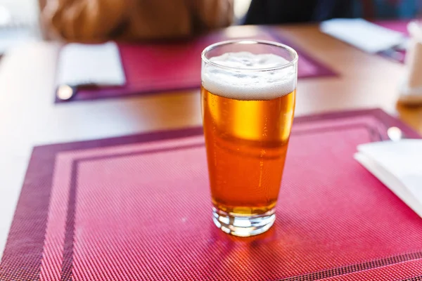 Un vaso de cerveza en un restaurante — Foto de Stock