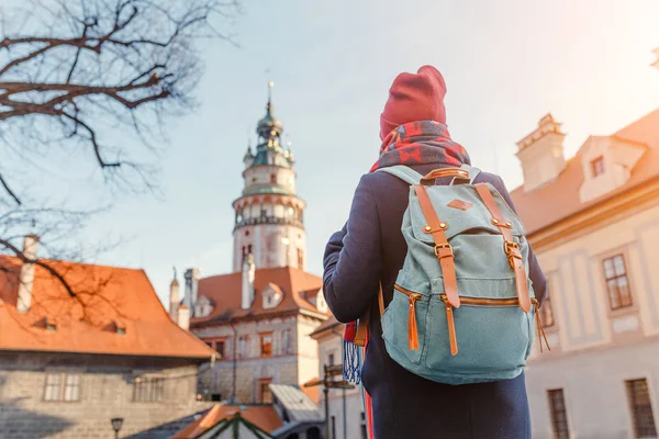Šťastná mladá žena s batoh cestujete v Českém Krumlově na zimní — Stock fotografie