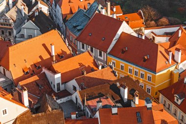 Gözlem noktasından kışın hava görünümünü Cesky Krumlov kırmızı çatılar