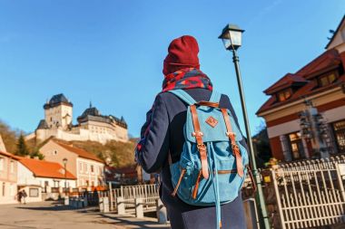 Kadın Gezgin ile kış Gotik Ortaçağ Kalesi Karlstejn, Çek Reoublic bakarak sırt çantası