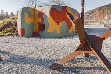 Güçlendirilmiş beton modern askeri sığınağa kamuflaj renklerde boyanmış