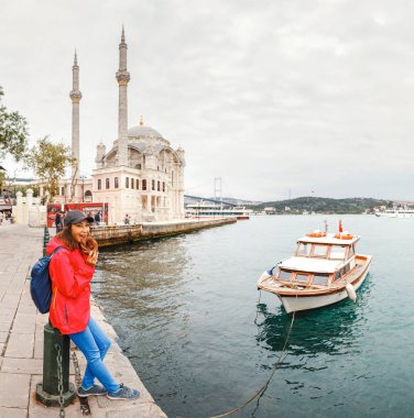 Harika manzara İstanbul, Ortaköy Camii yakınındaki bir turist kız yürüyor
