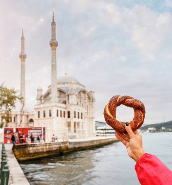 arka plan üzerinde Ortaköy Camii ile Türk simit ekmek