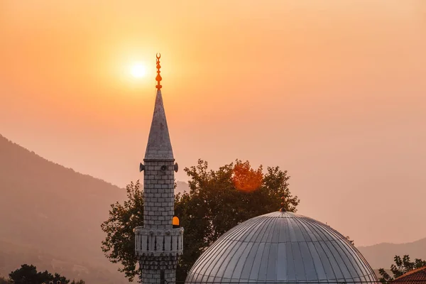 La cúpula de una mezquita islámica y el minarete con el símbolo de la Luna creciente — Foto de Stock