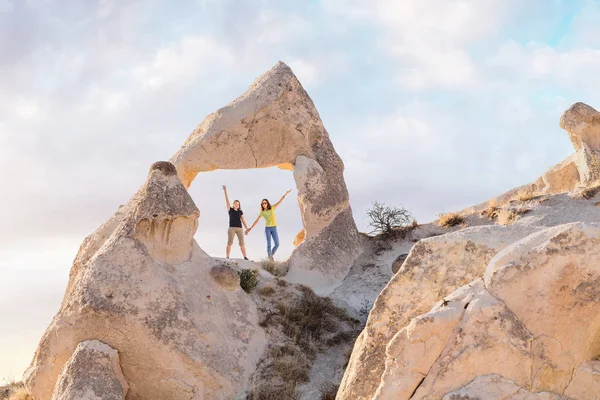 Seyahat ve having fun Göreme Milli Parkı Cappadocia Peri bacaları Türkiye'de ' nda happy arkadaşlar — Stok fotoğraf