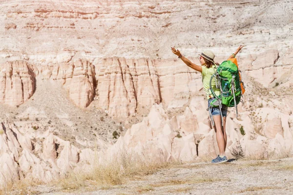 Kapadokya Pasabag vadisinde sırt çantası ile genç mutlu kadın gezgin yalnız hiking — Stok fotoğraf