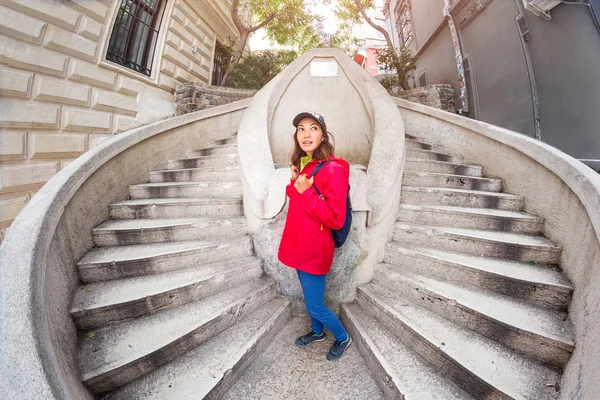 Turista mulher na escadaria incomum em Istambul — Fotografia de Stock