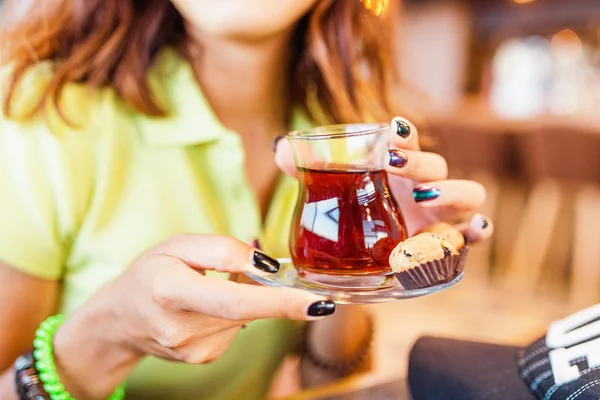 Kobieta ręcznie ze szkła o tureckiej herbaty w kawiarni — Zdjęcie stockowe