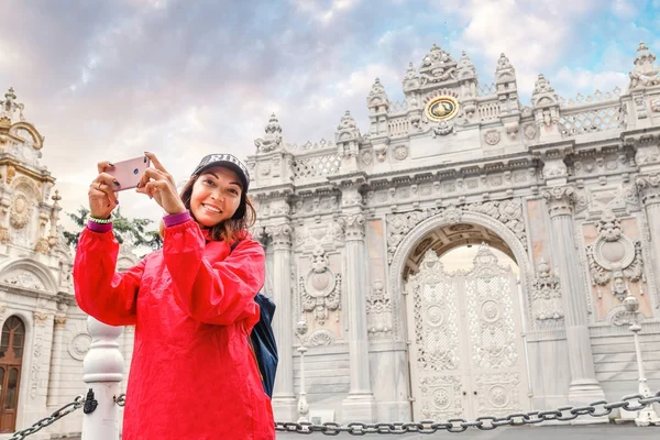 Туристическая женщина у главных входных ворот дворца Долмабахце — стоковое фото
