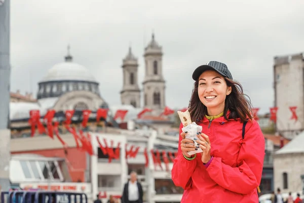 Πορτρέτο γυναίκας της ευτυχισμένη κομψά τουριστικά, Κωνσταντινούπολη, τρώει κάποια fastfood — Φωτογραφία Αρχείου