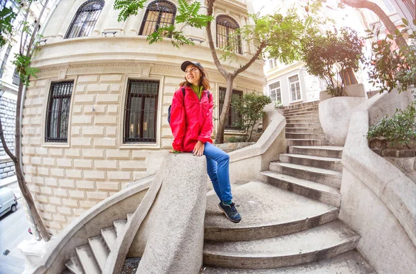 Γυναίκα τουριστικά στο η ασυνήθιστο σκάλα στην Κωνσταντινούπολη — Φωτογραφία Αρχείου
