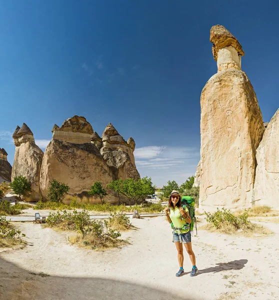 Kapadokya Pasabag vadisinde sırt çantası ile genç mutlu kadın gezgin yalnız hiking — Stok fotoğraf