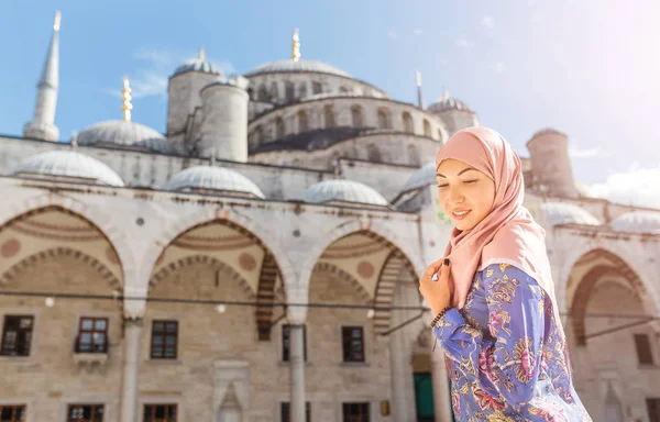 Mujer bonita con ropa árabe de moda está posando en la mezquita, concepto de religión musulmana — Foto de Stock