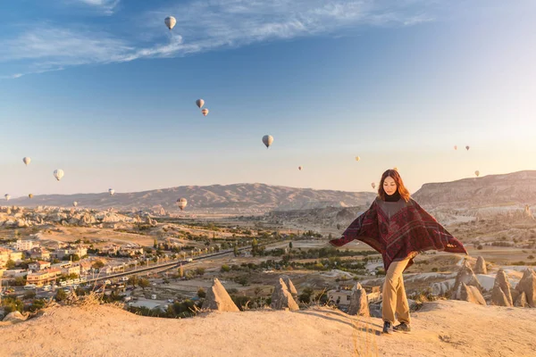 Bir kadın bir görkemli balon gösterisi Türkiye'de arka plan, Cappadocia Seyahat — Stok fotoğraf