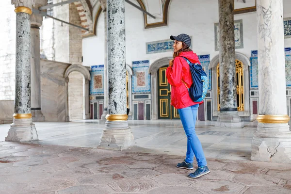 행복 한 젊은 관광 여자 방문 고 대 이스탄불 톱 카피 궁전 — 스톡 사진