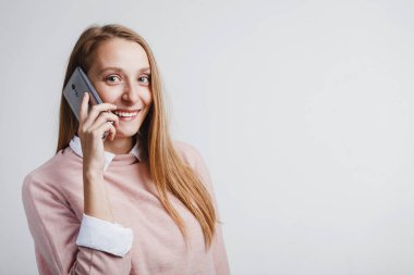 Mutlu kadın telefon vasıl beyaz stüdyo geçmiş konuşuyor