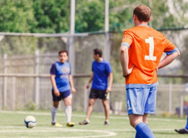 Benim üzerime dostu futbol maçı oynarken erkekler