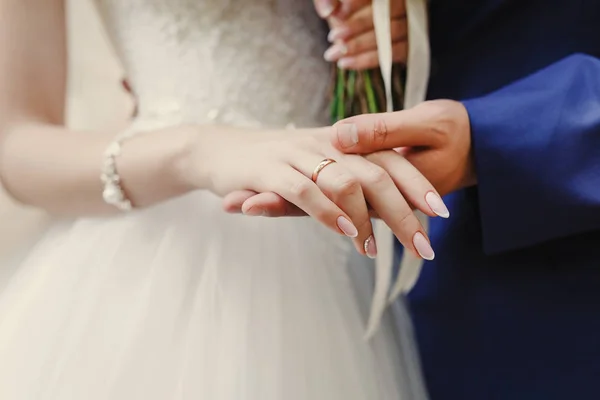Bride and groom hands at wedding ceremony — Stock Photo, Image