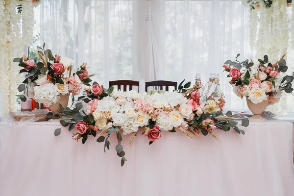 Nastavení tabulky pro svatební hostinu — Stock fotografie