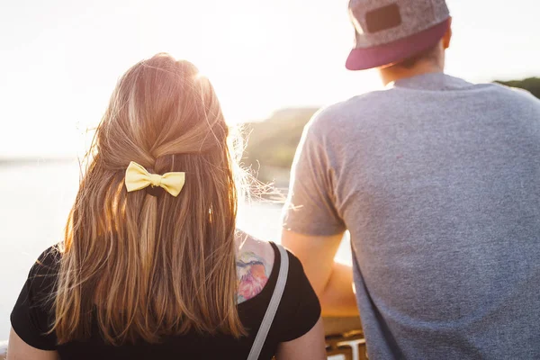 Vista trasera de pareja romántica al aire libre —  Fotos de Stock