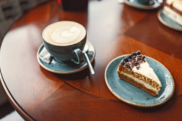 Pastel de chocolate en el plato y taza de café —  Fotos de Stock