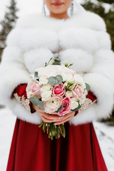 Novia con un ramo en el fondo de invierno — Foto de Stock