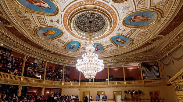 03 DECEMBER 2017, PRAGUE, CZECH REPUBLIC: magnificent chandelier on the ceiling with paintings in National Theater in Prague — Stock Photo, Image