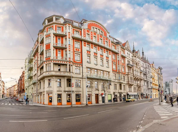 03 Δεκεμβρίου 2017, Πράγα, Δημοκρατία της Τσεχίας: ασυνήθιστο πορτοκαλί σπίτι και άδειο δρόμο στο κέντρο της Πράγας — Φωτογραφία Αρχείου