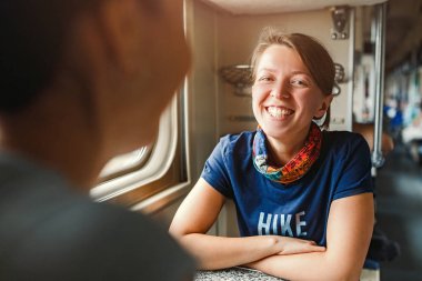 Söz ve de-luks kategori sınıf trenle seyahat ederken gülen iki kadın arkadaşlar demiryolu yolculuğu kavramı