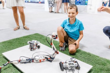 bir çocuk oluşturur ve modern teknolojilerin bir sergi, bir robot ile çalış