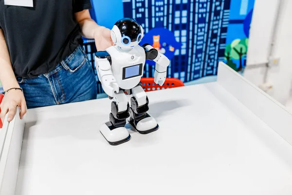 Студентка контролює роботу на розумний робот-гуманоїд — стокове фото