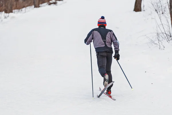 Homem Vestindo Uniforme Esportivo Esqui Cross Country Parque Cidade Conceito — Fotografia de Stock