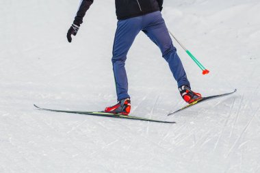Close-Up ülke Kayak Ekipmanları - bot ve Polonyalılar kar arka plan üzerinde çapraz