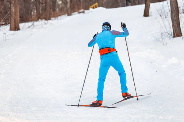 Homem Vestindo Uniforme Esportivo Esqui Cross Country Parque Cidade Conceito — Fotografia de Stock