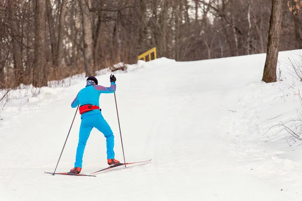 Homem Vestindo Uniforme Esportivo Esqui Cross Country Parque Cidade Conceito — Fotografia de Stock