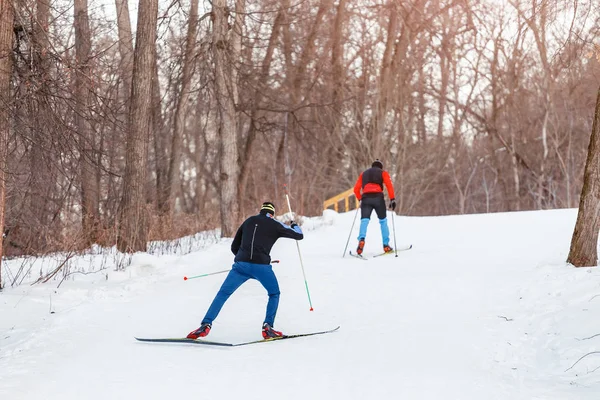 Dois Esquiadores Esqui Cross Country Treinando Uma Corrida Esqui Cross — Fotografia de Stock