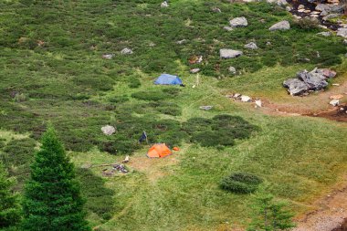 Havadan görünümü ve trekking kamp çadır çayır üzerinde