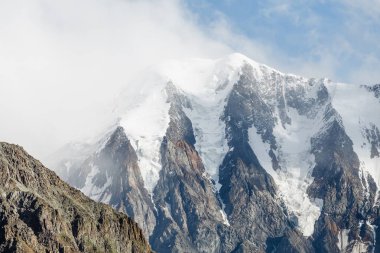 Dağ buzul ile kayalık tepe