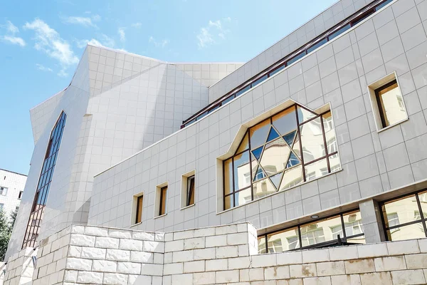 Novosibirsk, Rusland - 13 juli 2017: Moderne synagoge in een gebouw van glas — Stockfoto