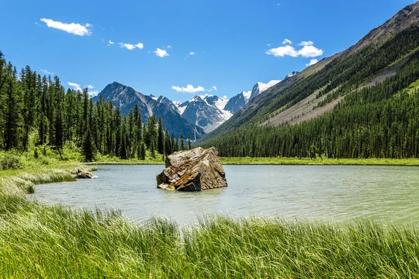Lago de montaña en una meseta en Altai, Siberia, Rusia — Foto de Stock