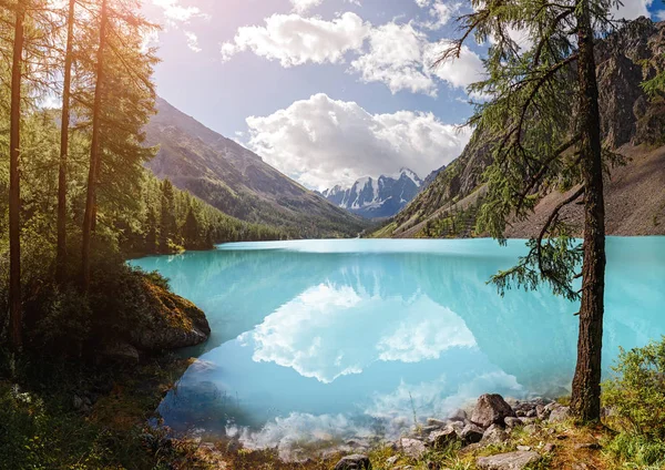 Paysage avec l'incroyable lac de Shavla bleu dans les montagnes de l'Altaï — Photo