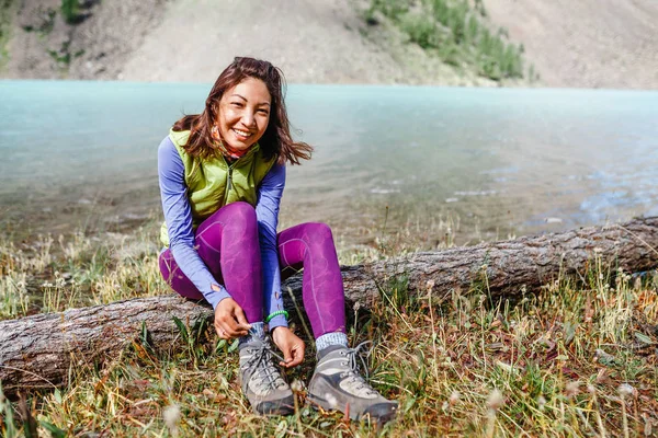 A turisztikai nő kapcsolatok, ő cipőfűző trekking csizma, kültéri lábbeli-koncepció — Stock Fotó