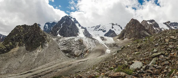 Pico rocoso de montaña con glaciar — Foto de Stock